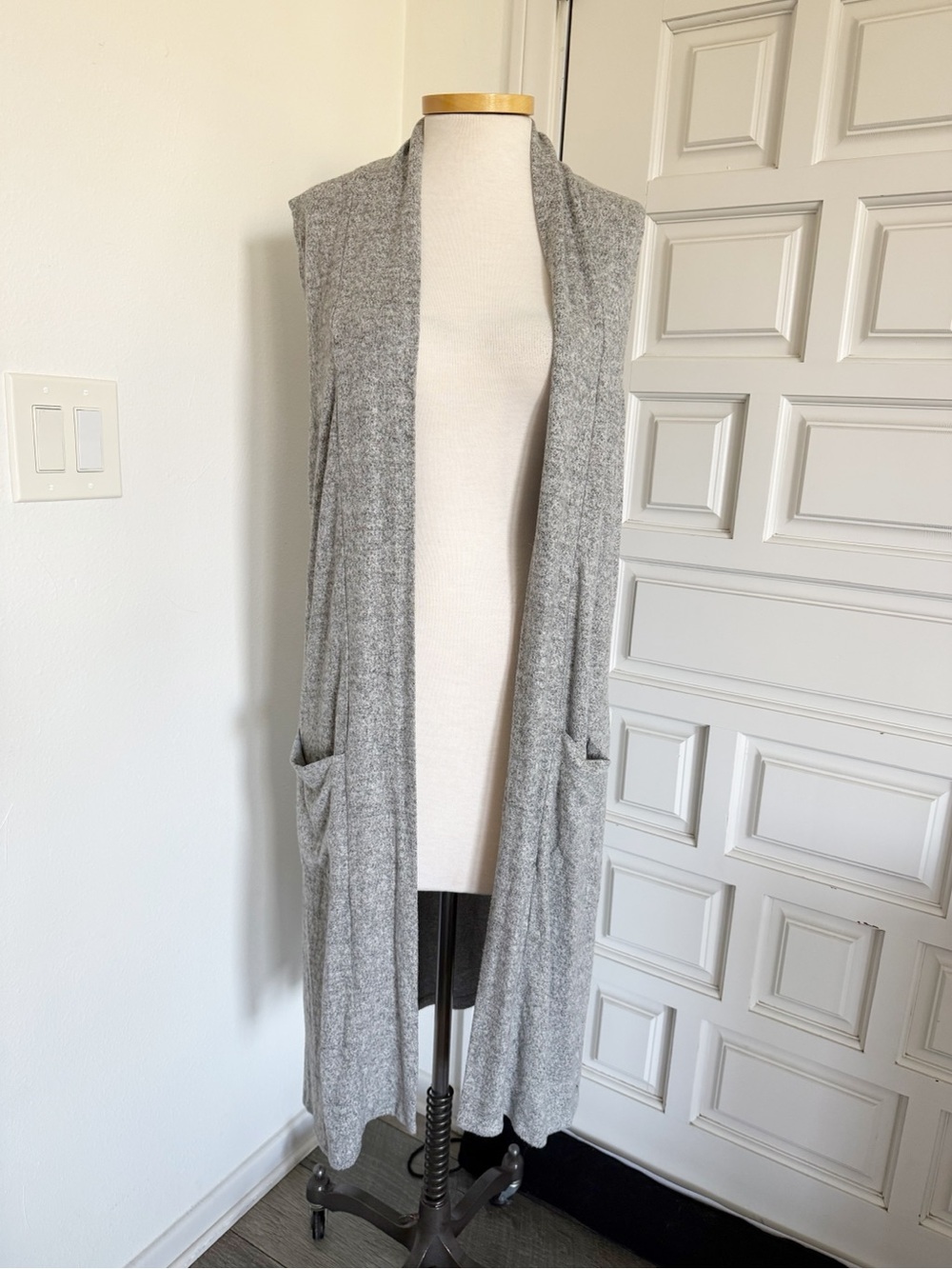 KLD Signature Sleeveless Open-Front Long Cardigan Vest Heather Gray Grey Medium
